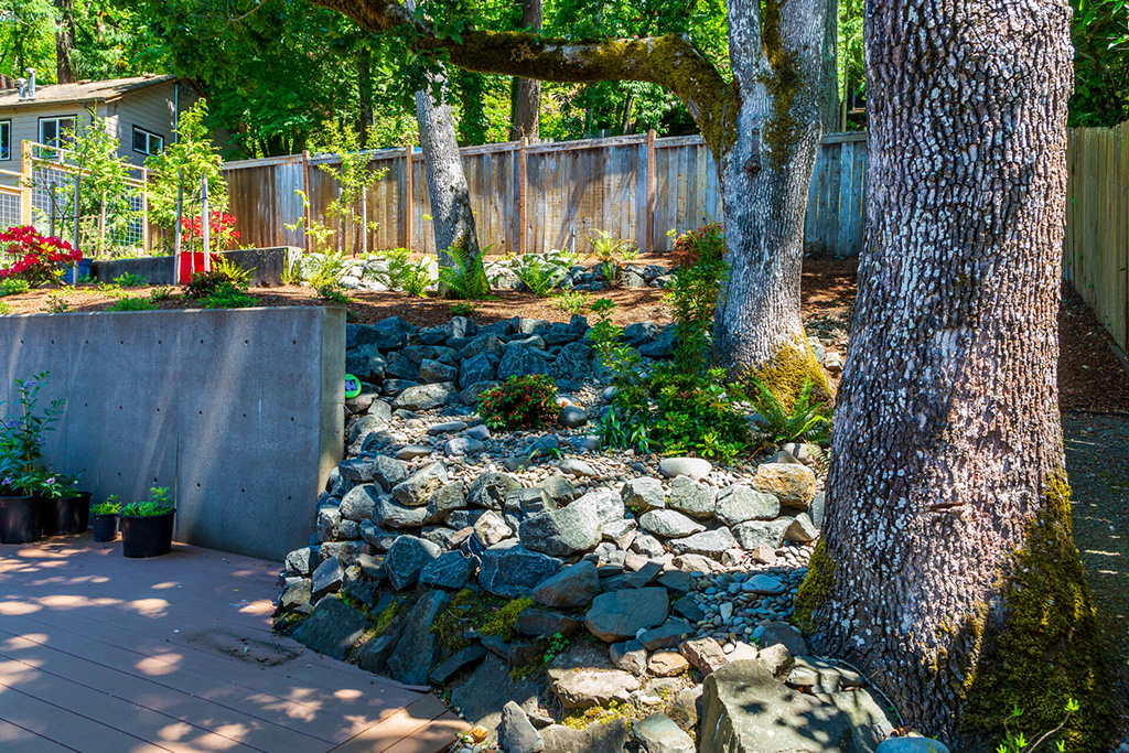 landscape wall with rock bed
